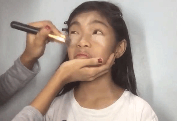 小女孩又黑又丑被同学孤立, 妈妈给她化个妆后秒变"小公主"