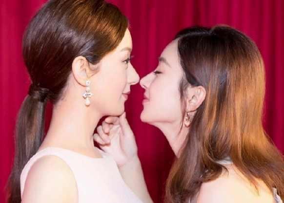 赵丽颖蜡像脸僵硬,网友:活生生给捏出了双下巴!心疼颖宝!