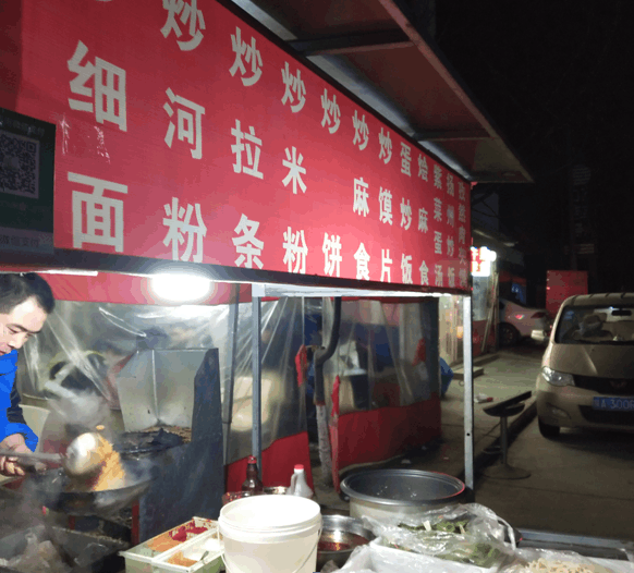 深夜西安街头, 炒面摊生意火爆, 小两口靠一口锅在市区买了房