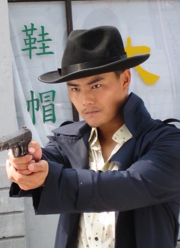 著名演员,功夫小生孟飞在电影《绣春刀》拍摄现场给河北老乡拜年