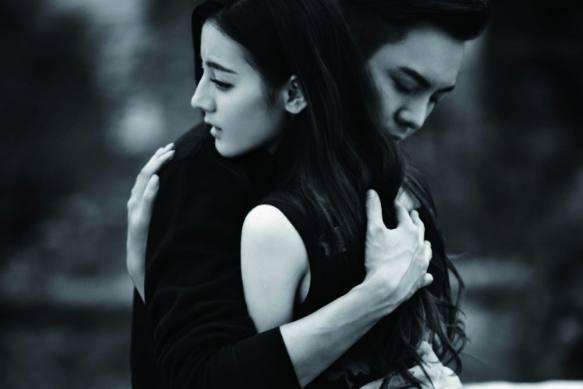 与迪丽热巴拥抱过的男明星第4位抱得最紧不肯撒手