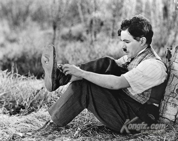 在当今万能的电子时代,重新解读卓别林大师的经典《摩登时代》