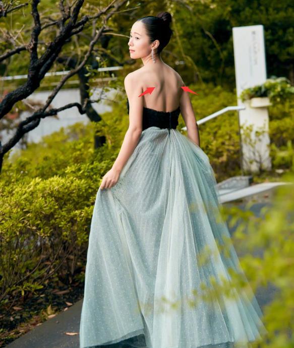 但最引人注目的还是江一燕的美背,吹弹可破的肌肤与曲线诱人的"天鹅肌