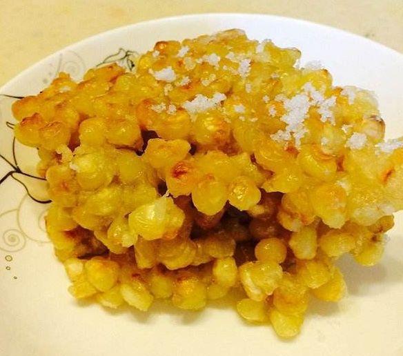这里是"炒"是指将玉米和麦芽糖一起炒制,冰冻成大块,吃起来酥脆香甜.