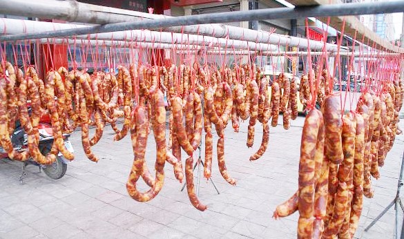 寒风起,红红的腊肠挂起来,隔着屏幕都能闻到香味