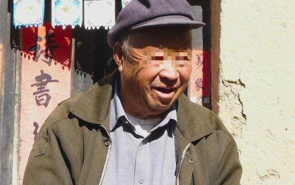 儿子欠钱自杀,父亲舍命还钱,临死躺在床上,傻了