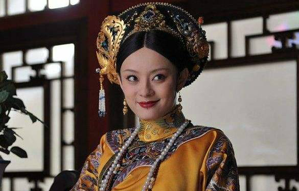 甄嬛传4位穿过黄色旗装的娘娘,她穿着随意,却艳压所有人