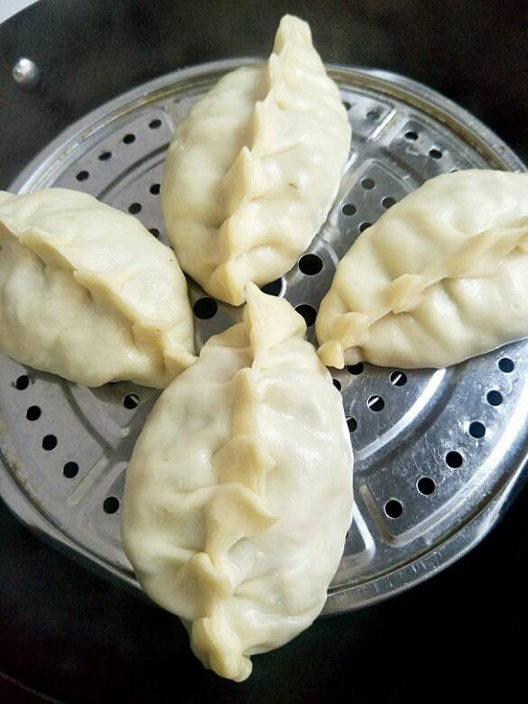 大饺子比肉包好吃,饺子一个个包太费事,包几个大的就够家人吃!