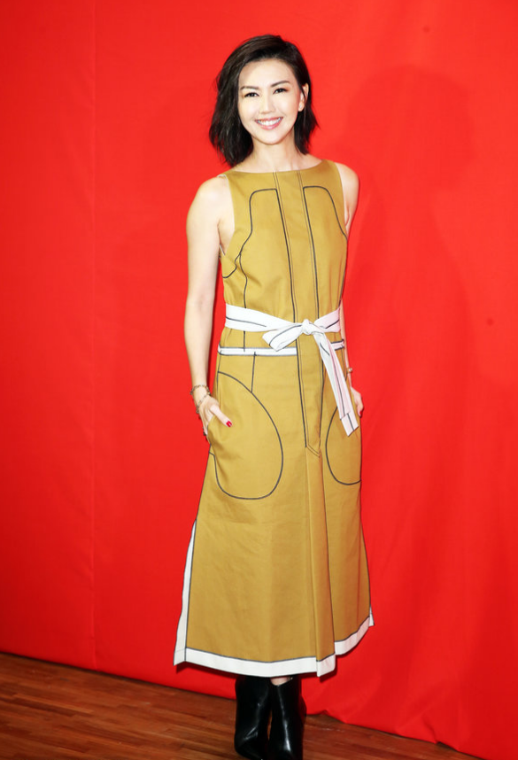 孙燕姿真大胆风衣不穿挂胸前网友一般人这样穿绝对丑哭了