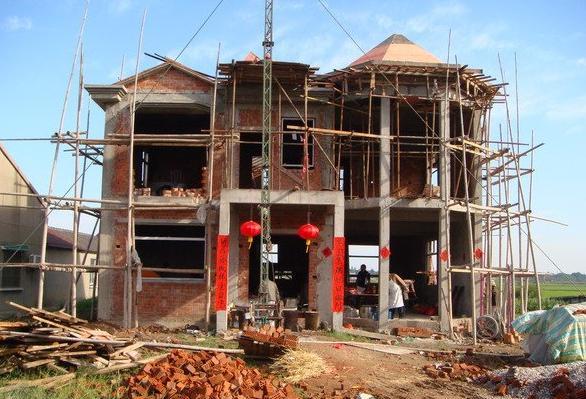 上门女婿在家中被瞧不起回老家盖豪宅房子盖好丈母娘面红耳赤