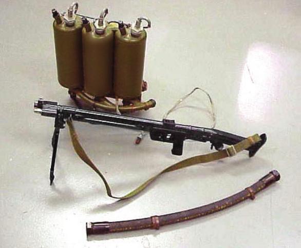 我们国产的第一型喷火器是58式轻型喷火器,它采用凝固汽油作为燃料,电