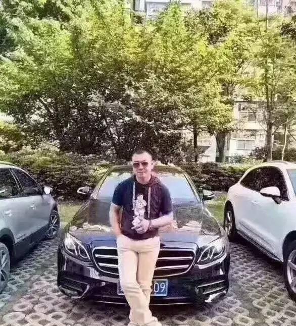 吐槽:别人笑我太疯癫,我笑他人看不穿呢@云篆太虚y:一看就是社会名流