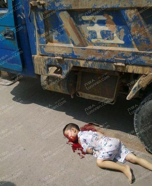 一拉沙三轮车把一小孩挂倒!小孩身亡!
