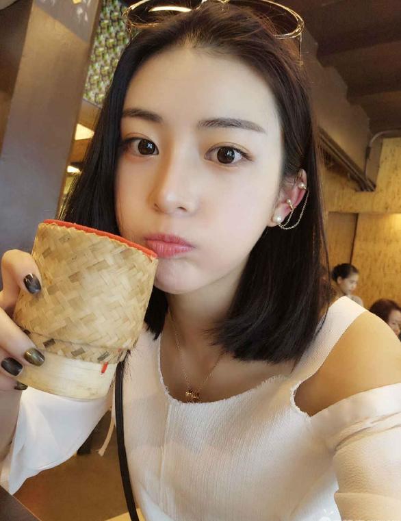 前段时间,王柳雯还微博发文:混微博这么多年最大尺度的一次!