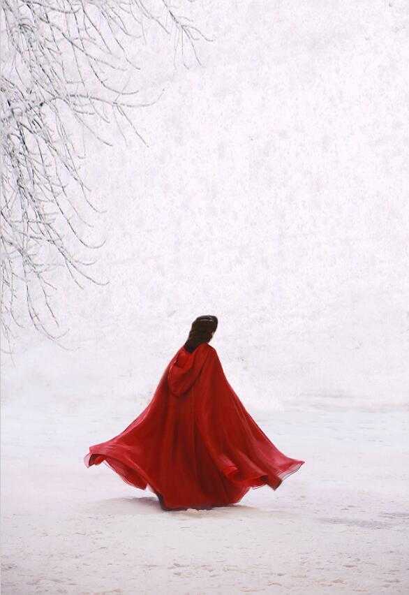 图为徐璐美照,一袭红衣在皑皑白雪的衬托下真是美极了.
