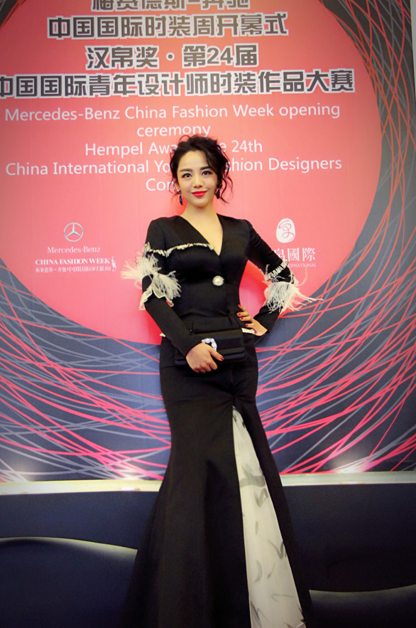 杨紫嫣将头发挽起,高贵大气,很有名媛范.