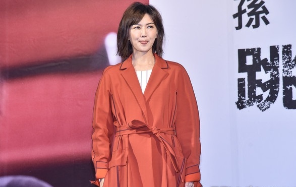 孙燕姿宣传新歌吐舌头卖萌超可爱,橙色风衣显得消瘦