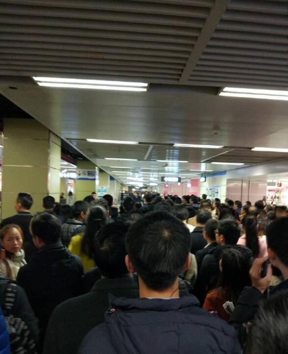 成都地铁7号线开通的早高峰,现场场面堪比北上广!