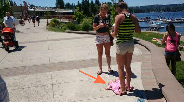 女子将双胞胎宝宝放地上踩来踩去,旁边的人无动于衷,走近看笑了