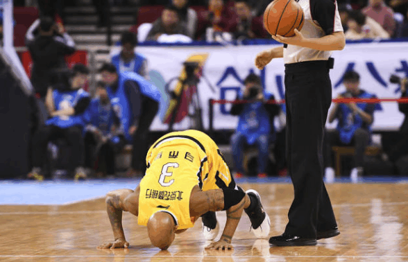 常林踢贺希宁那一脚是不是故意?赛后两人微博友好互动,但禁赛难逃