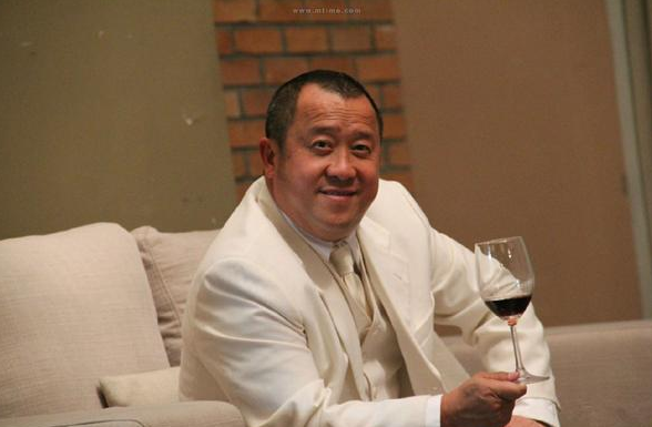 且据说曾志伟父亲当年是香港警督吕乐的"头马",地位相当于电影里的