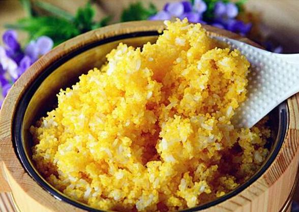 金包银饭大米包谷饭是为土家饭食一大特色.