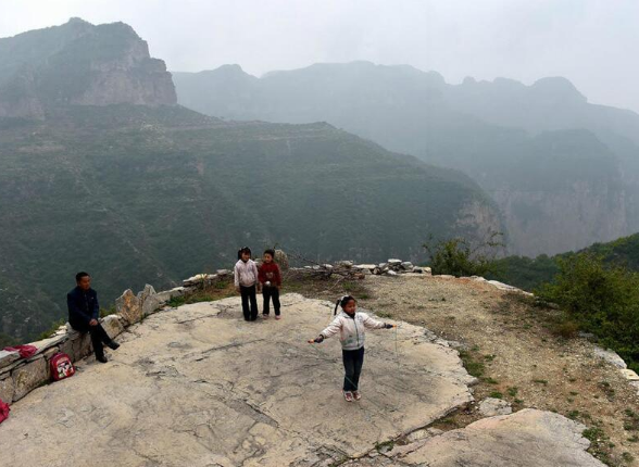 直击悬崖边上的"麻雀小学":只有一名老师和三名学生