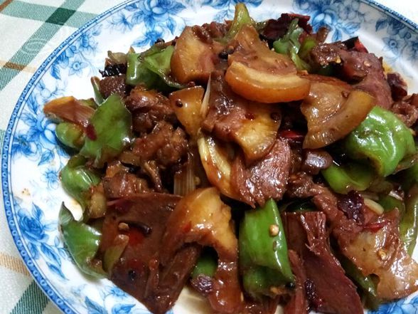老公爆炒猪头肉只讲究这一点,就逼出了猪头肉的浓香,全家吃不够