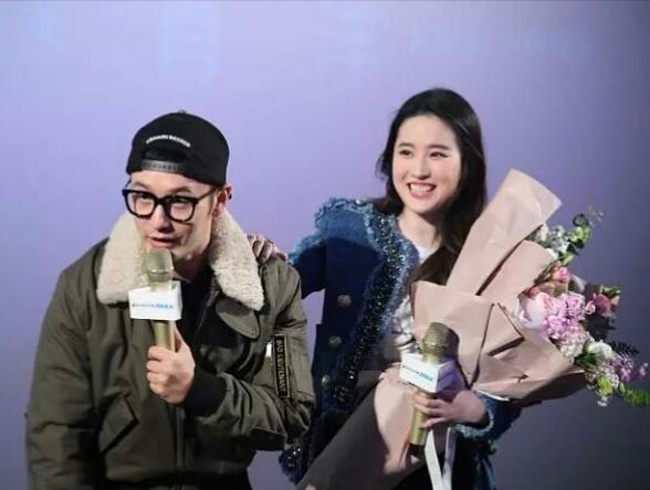 黄晓明为刘亦菲新电影站台,刘亦菲发微博称 太