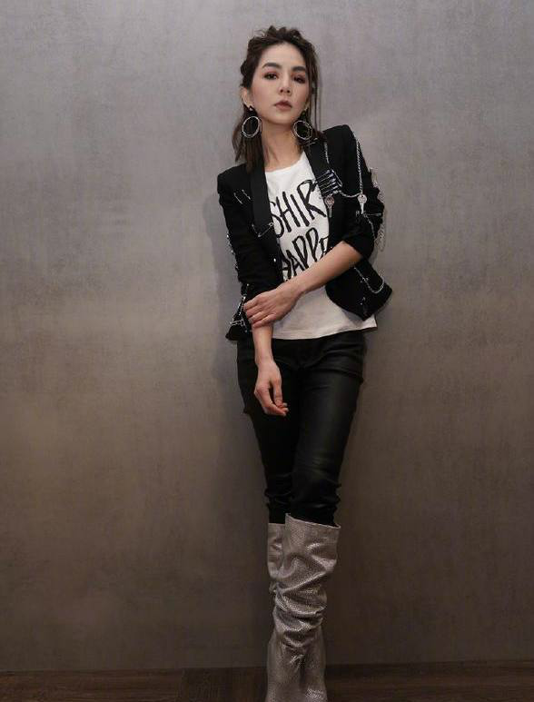 辣妈陈嘉桦又一次穿出时尚新高,皮裤配长靴也太潮吧