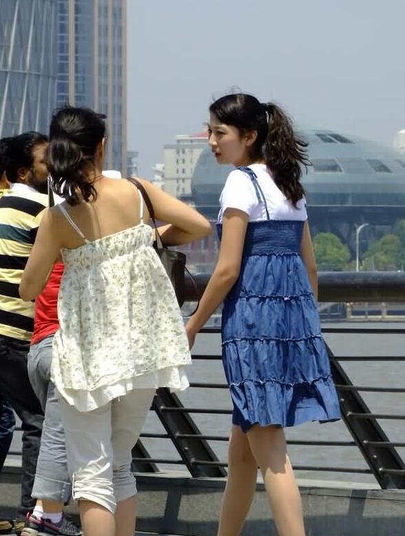 街拍 江边风太大了 妹子穿裙子出来真心不合适