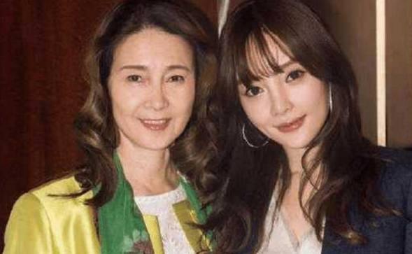 祸不单行!李小璐妈妈惹众怒!李小璐隐藏多年的父亲遭曝光!