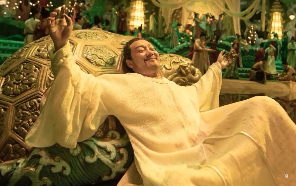 《妖猫传》中对李白的展现并不多,李白在见到贵妃之前写下了:云想衣裳