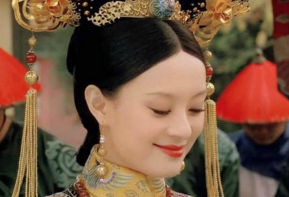 甄嬛传甄嬛最华贵的一款旗头,艳众人,轻松碾压六宫妃嫔|甄嬛|贵妃