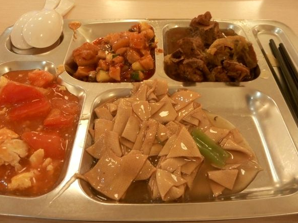 国企员工食堂的午餐,7元一份,我是属骆驼的,吃一顿饭顶一天!