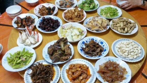 菜上桌,摆好碗筷,给公公开了瓶白酒,全家人都准备上桌吃饭了,我也正