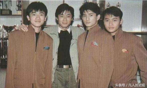 王杰被羞辱后放出一张照片,感慨照片里的四人只剩他一人