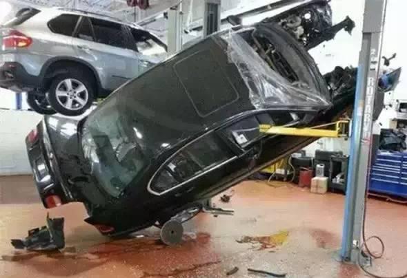 前不久,小编在网上看到一起汽车维修店的作业事故,整辆车从举升机上掉