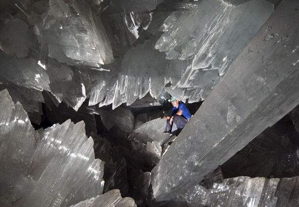 墨西哥现世界上最大的天然水晶洞穴看起来像巨大无比的蜡烛