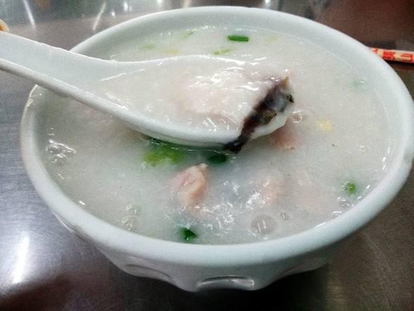 美味的鱼片瘦肉粥,制作方法简单味道鲜美,冬天常喝粥好处多多!