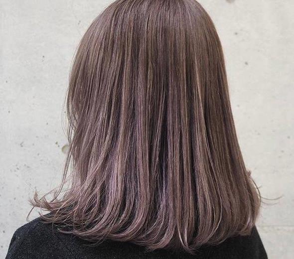 焦糖色发色,搭配一个勾发型就很流行