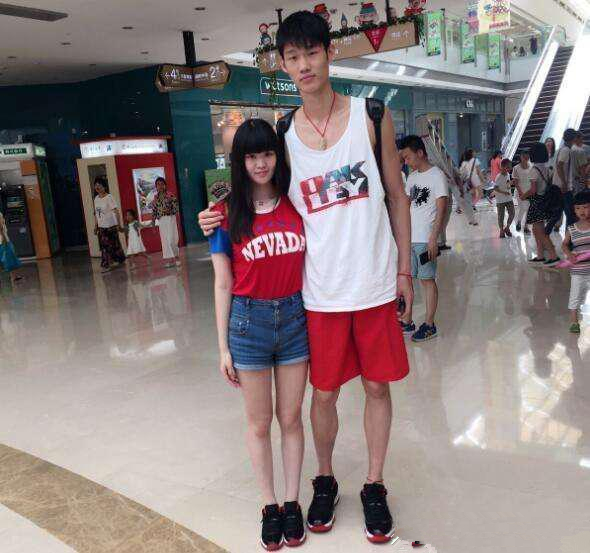 值得一说的是,210cm的胡金秋和女友两人相差整整25cm,但身高的差距
