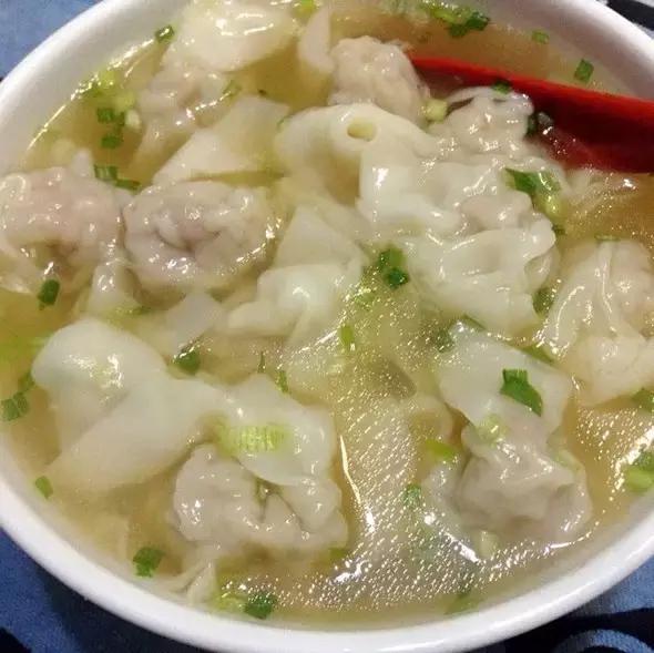 材料:云吞皮,肉馅,香菇,胡萝卜,鸡汤,葱做法:1.