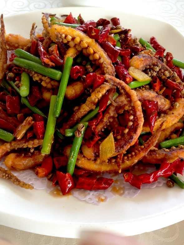 二,红烧鱿鱼3,起油锅,小火炸香花椒和干辣椒,趁热浇在拌好的黄瓜条上