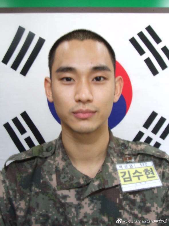 金秀贤入伍照金秀贤素颜戴着贝雷帽依旧帅气,愈发刚毅俊朗!
