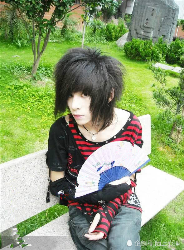 曾经,13岁的杀马特帅哥身无分文,如今,他们26岁了,收入是多少|网吧