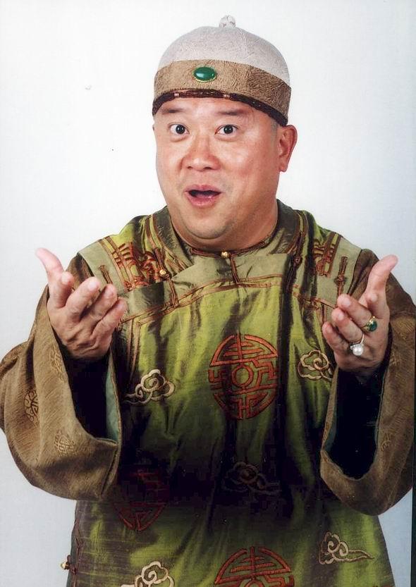 他是黑道枭雄 一生嗜酒如命 今身价上亿 仅一辆50万豪车代步