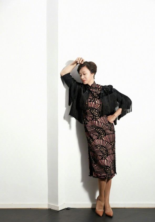 大冷天下衣失踪秀美腿,看到下半身网友直呼受不了