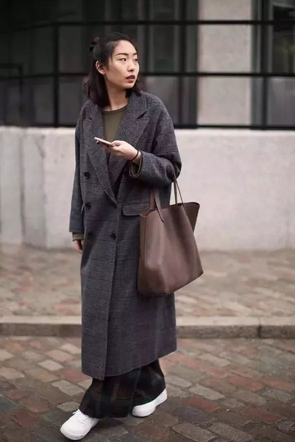 4格子大衣x裙子格纹大衣搭配裙子,堪称"文艺软妹"必备穿搭.
