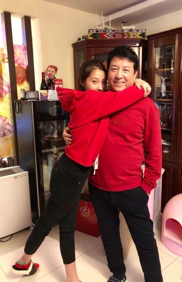 关晓彤老爸年三十亲自下厨